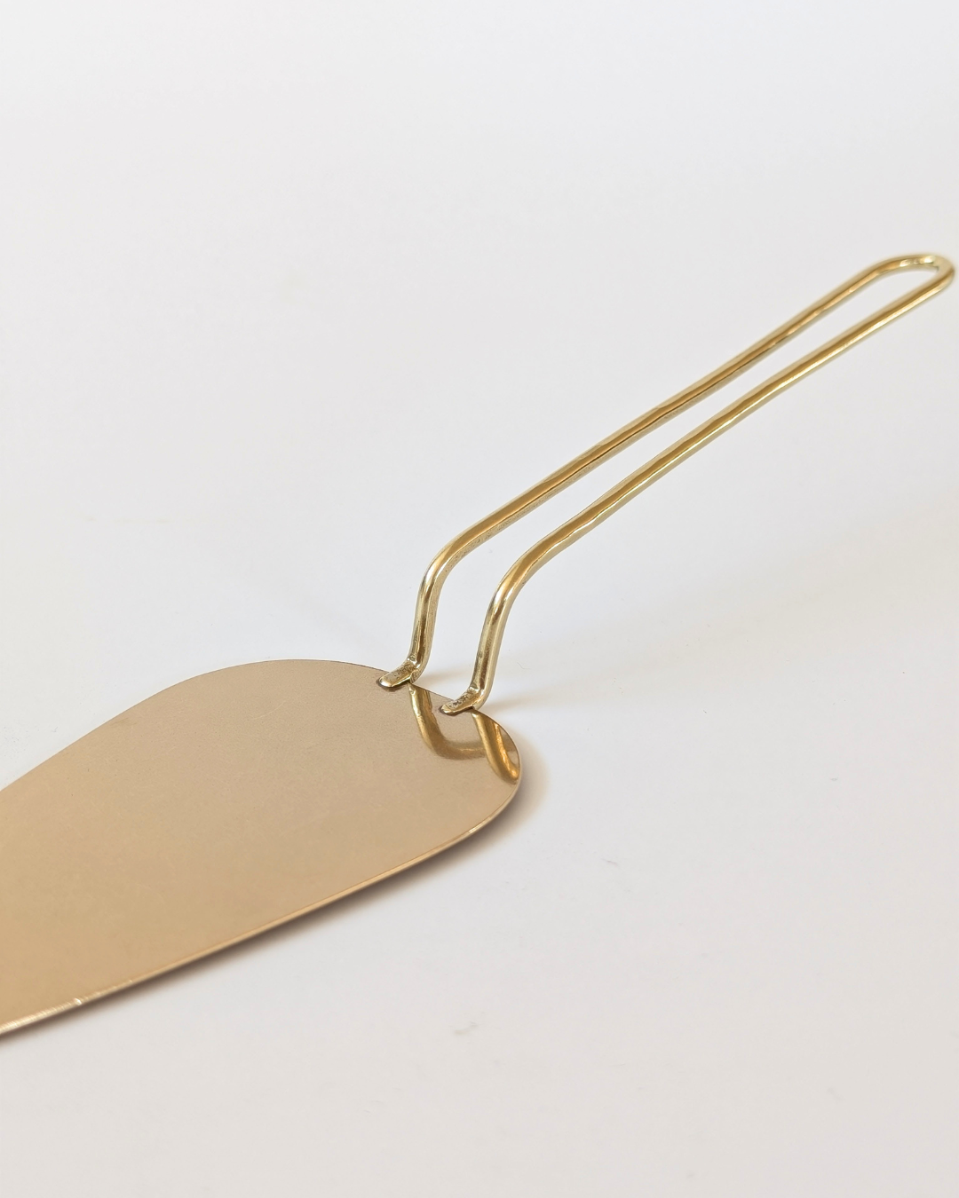 Japanese Brass Pie Server | Lue closeup